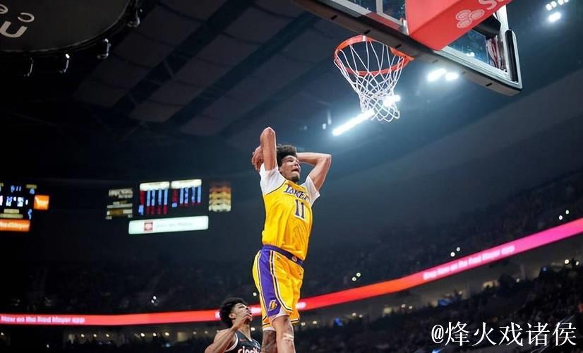 湖人球员海斯飞身展现超强弹跳 湖人球员海斯飞身展现超强弹跳