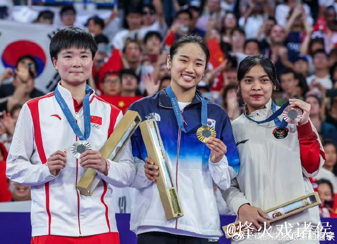 西班牙媒体向冰娇颁纪念奖杯,致敬体育精神! 西班牙媒体向冰娇颁纪念奖杯,致敬体育精神!